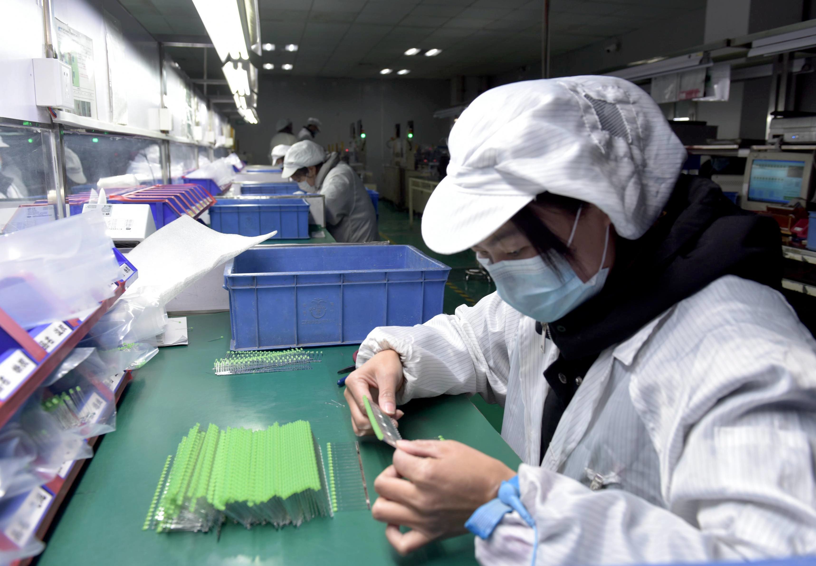 工人们正在检查产品质量