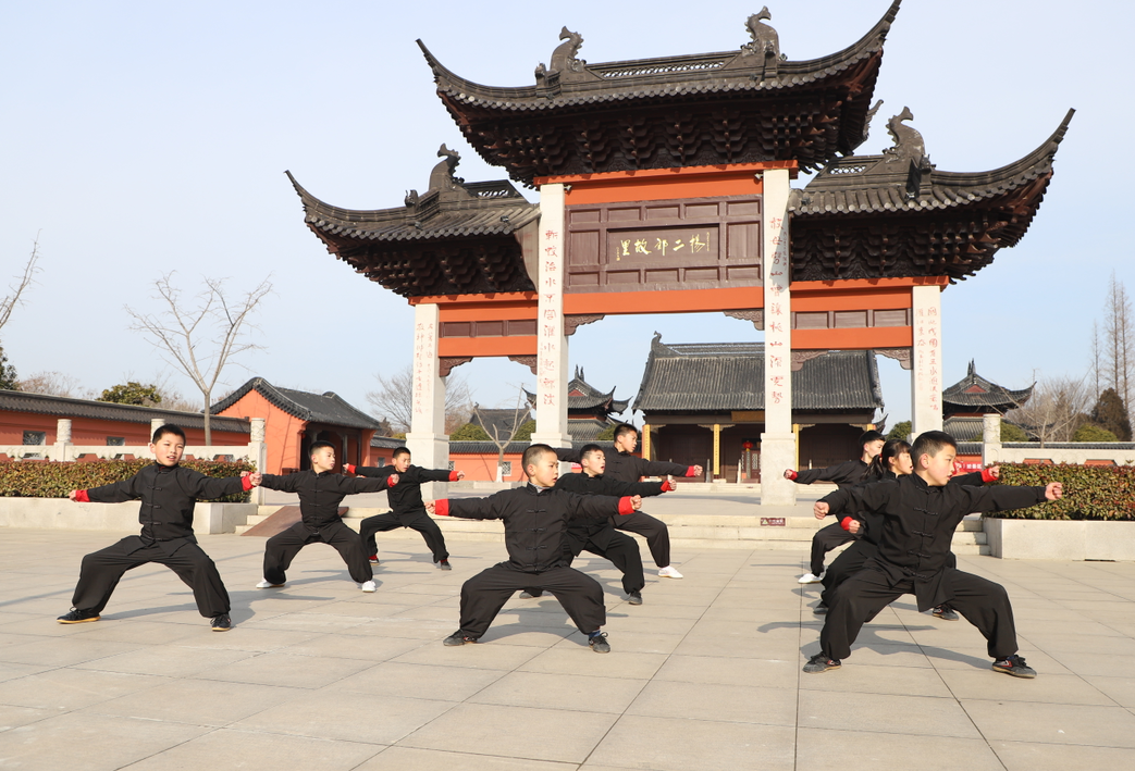 青少年武术爱好者在表演八极拳