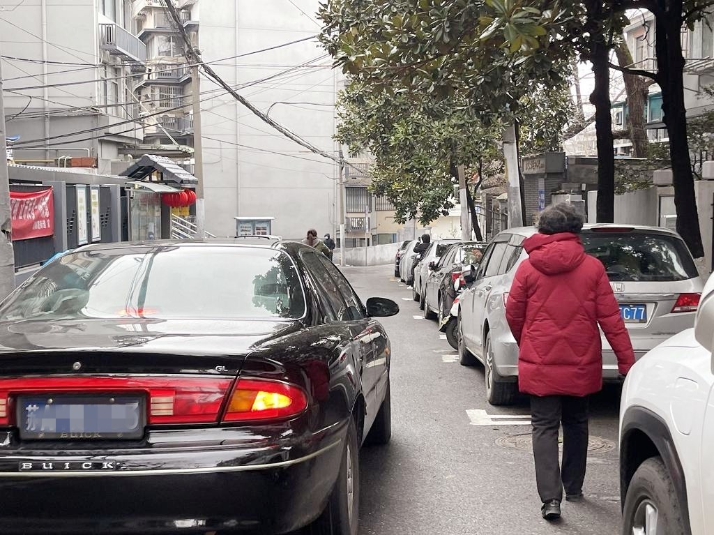 逼仄的道路，是人的慢行空间与车的矛盾。