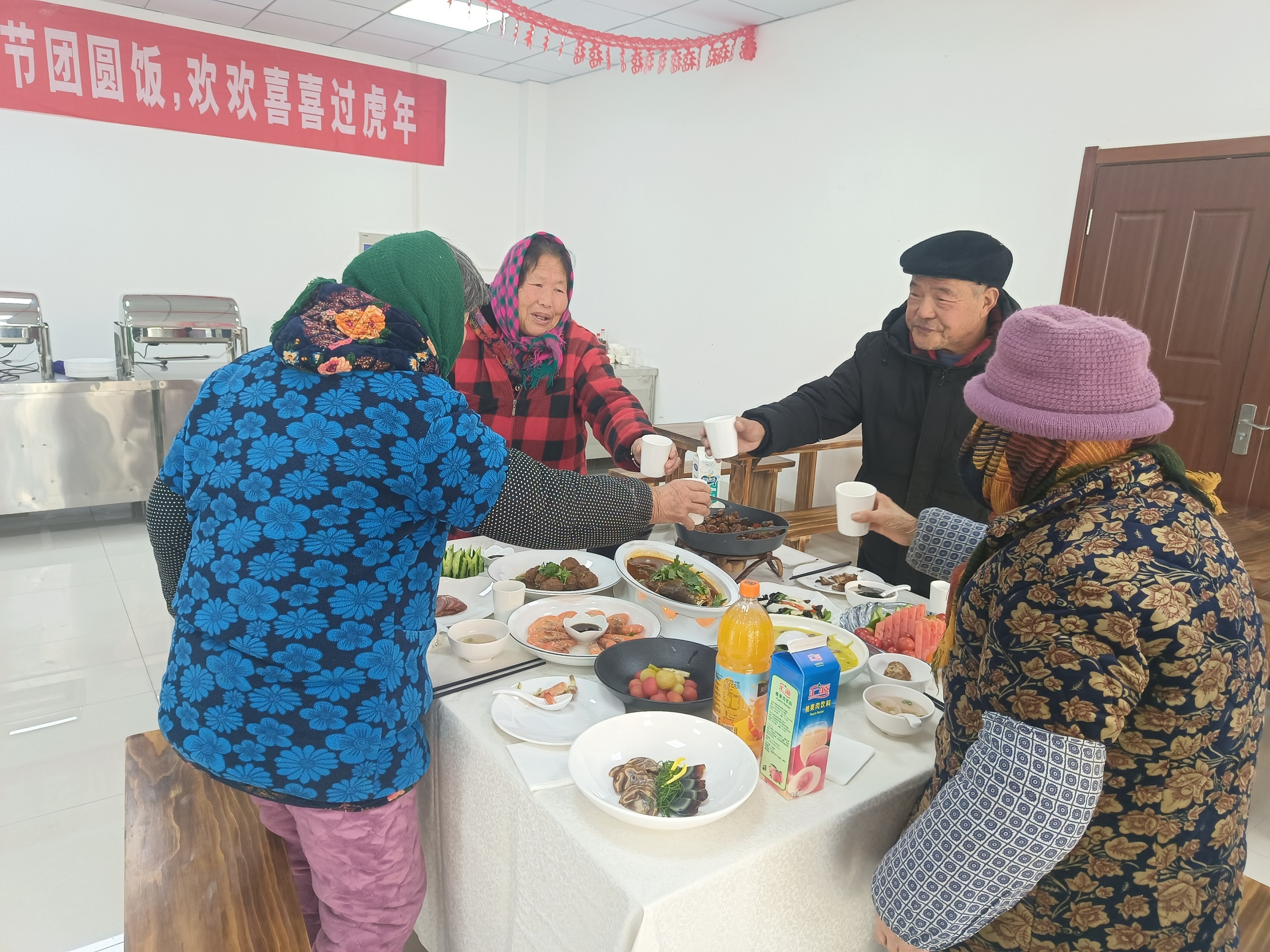 图为徐圩街道部分老年人在爱心餐厅吃团圆饭