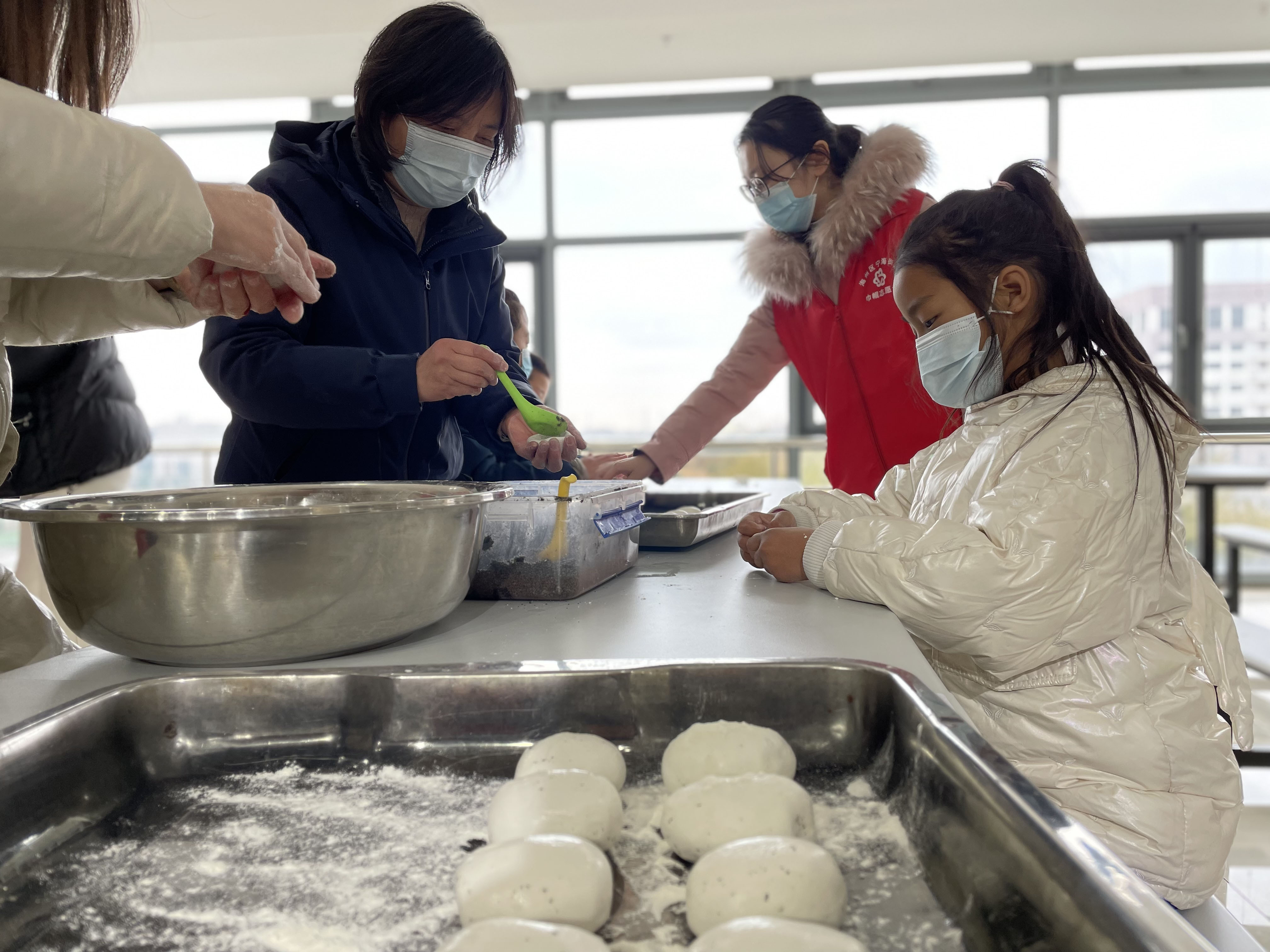 亲子一家人 喜庆包元宵