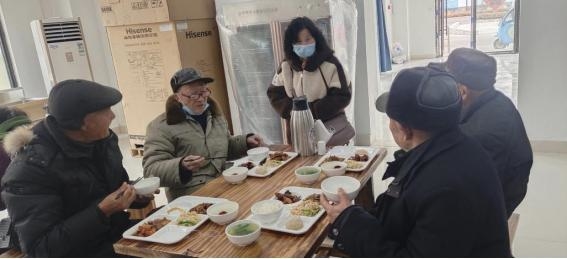 徐圩街道80岁以上老年人在爱心餐厅就餐