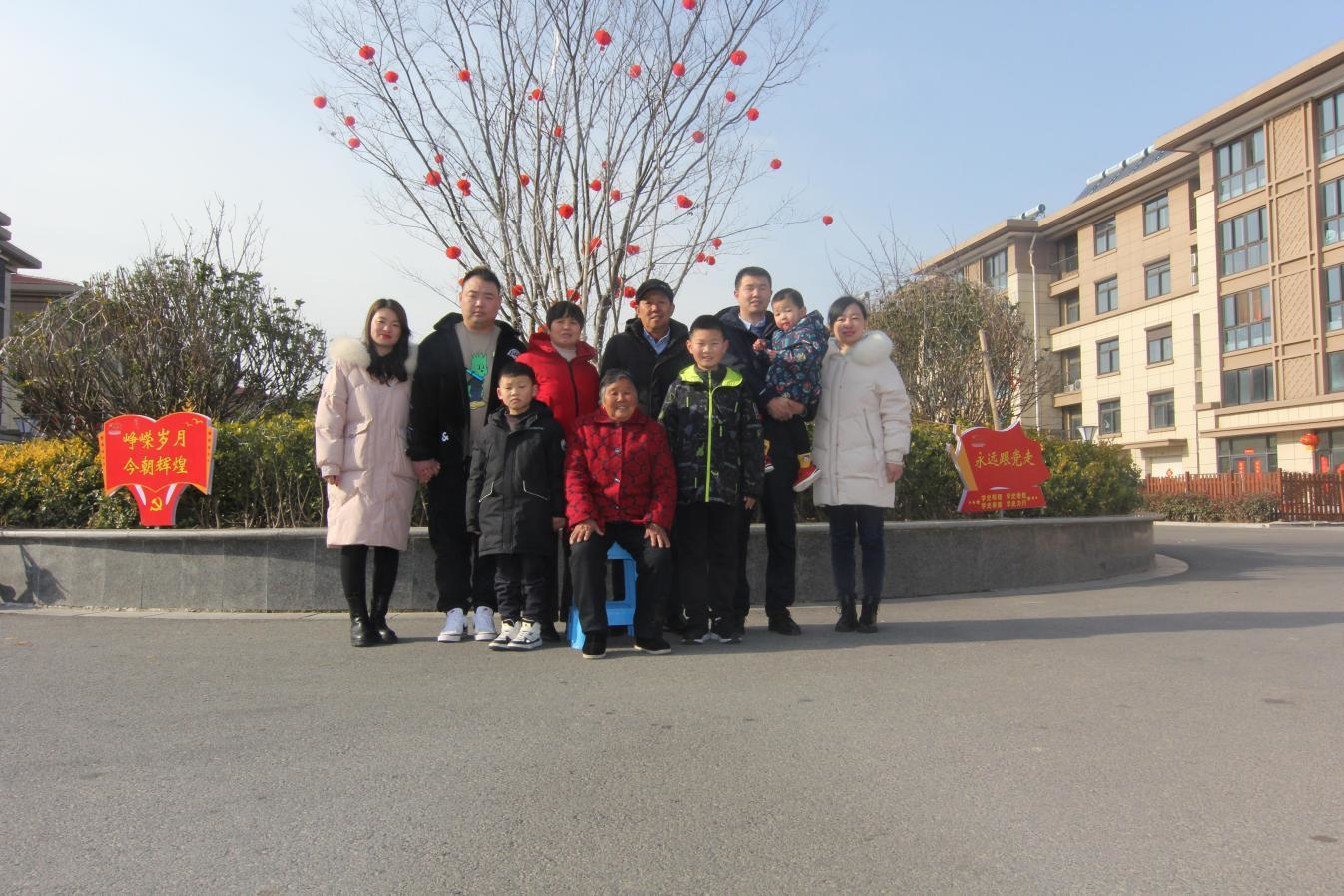 图为拍摄一张全家福公益活动