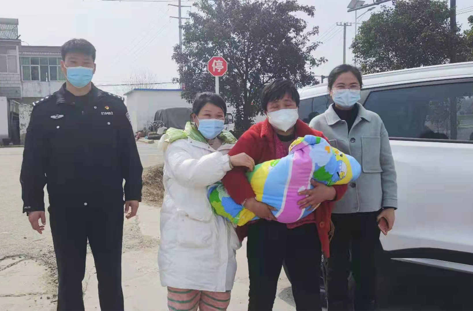 新生儿平安回到家里（视频截图）
