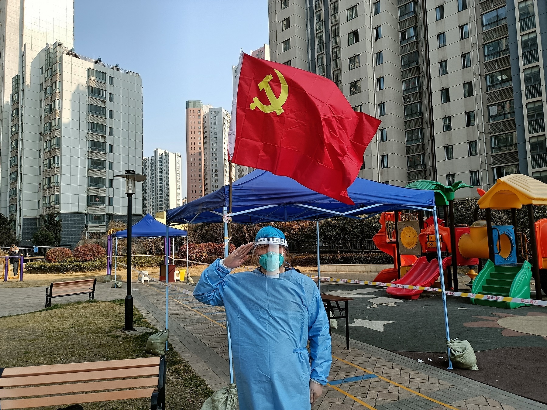 连云区退役军人在社区参与抗疫志愿服务活动