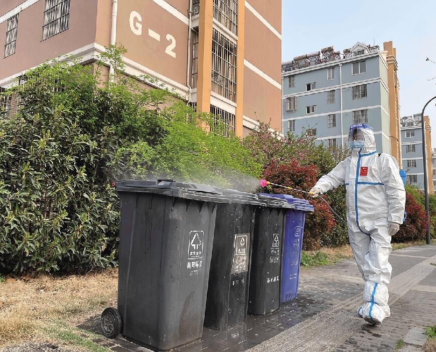 文明实践·时代新风︱背着30斤消毒设备 每天6小时不停歇 环卫工说：再累，工作不能停