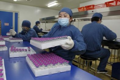 位于南京江北新区的绿叶制药有限公司的生产车间内，工人们正井然有序地工作着。南京日报/紫金山新闻记者 邓建鹰 摄
