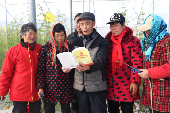 东海县白塔埠镇将理论微讲堂开设到农户大棚中