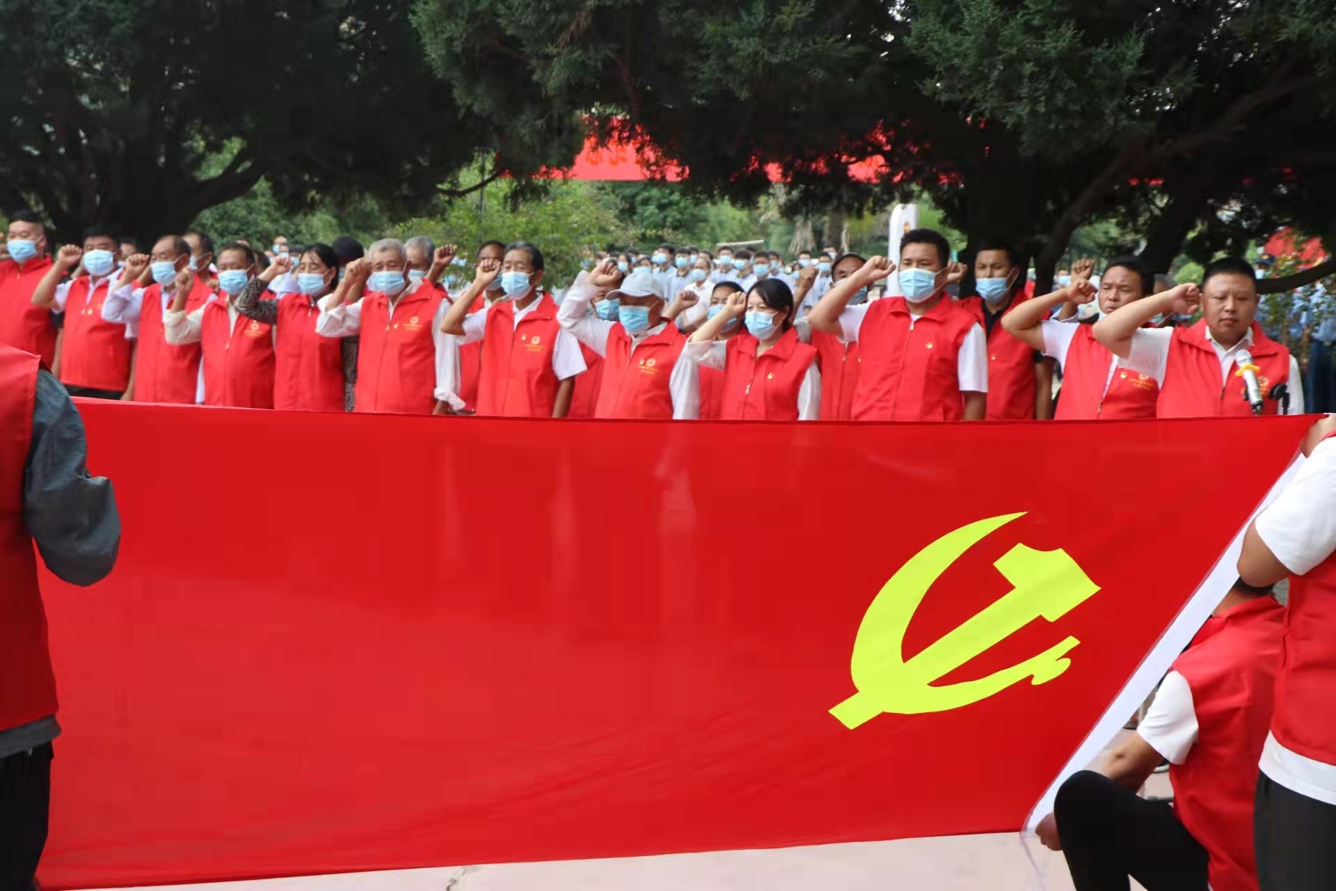 东海县白塔埠镇党员志愿服务队举行重温入党誓词，厚植为民情怀