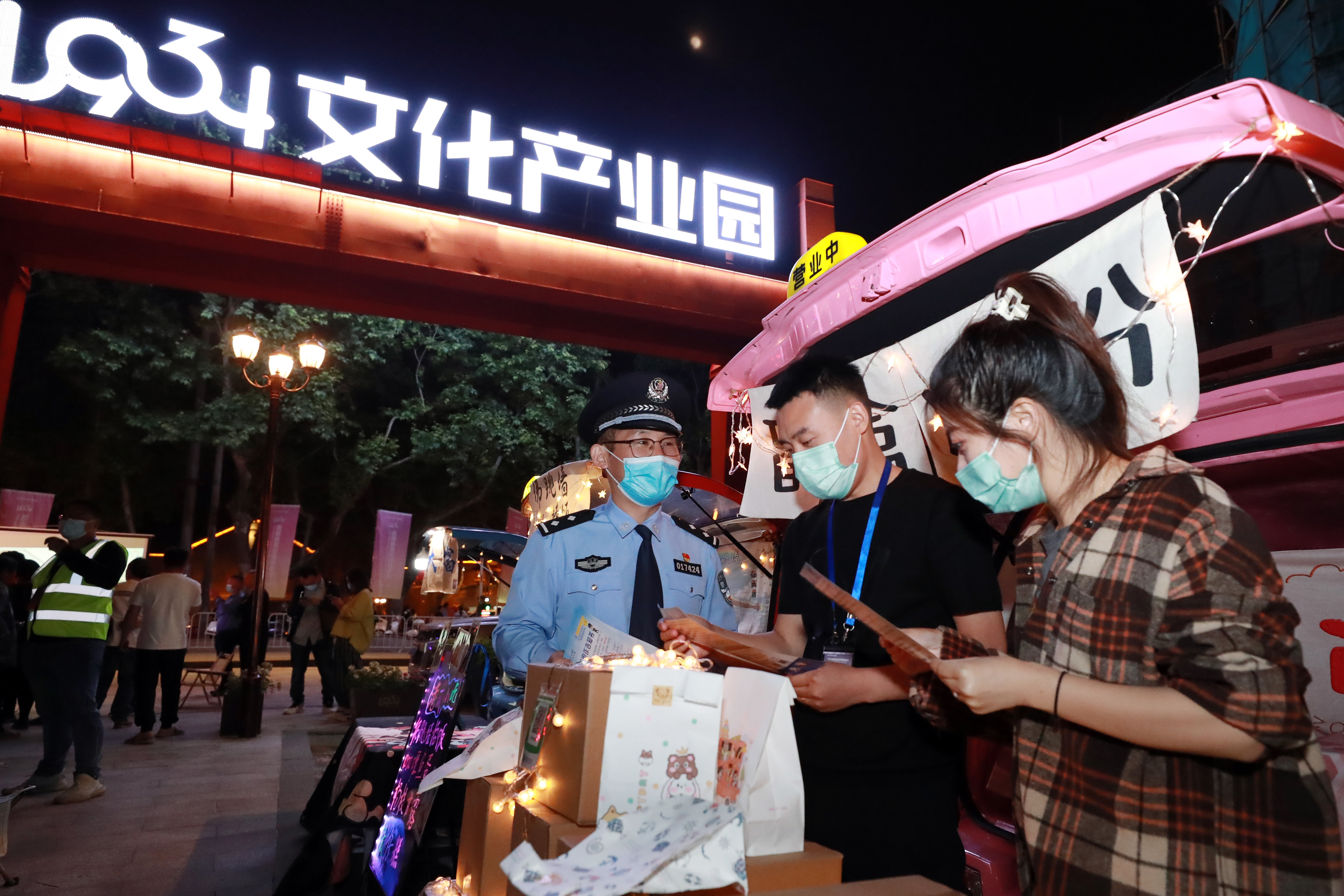 警车开进后备箱集市进行反诈宣传。通讯员 江景轩摄