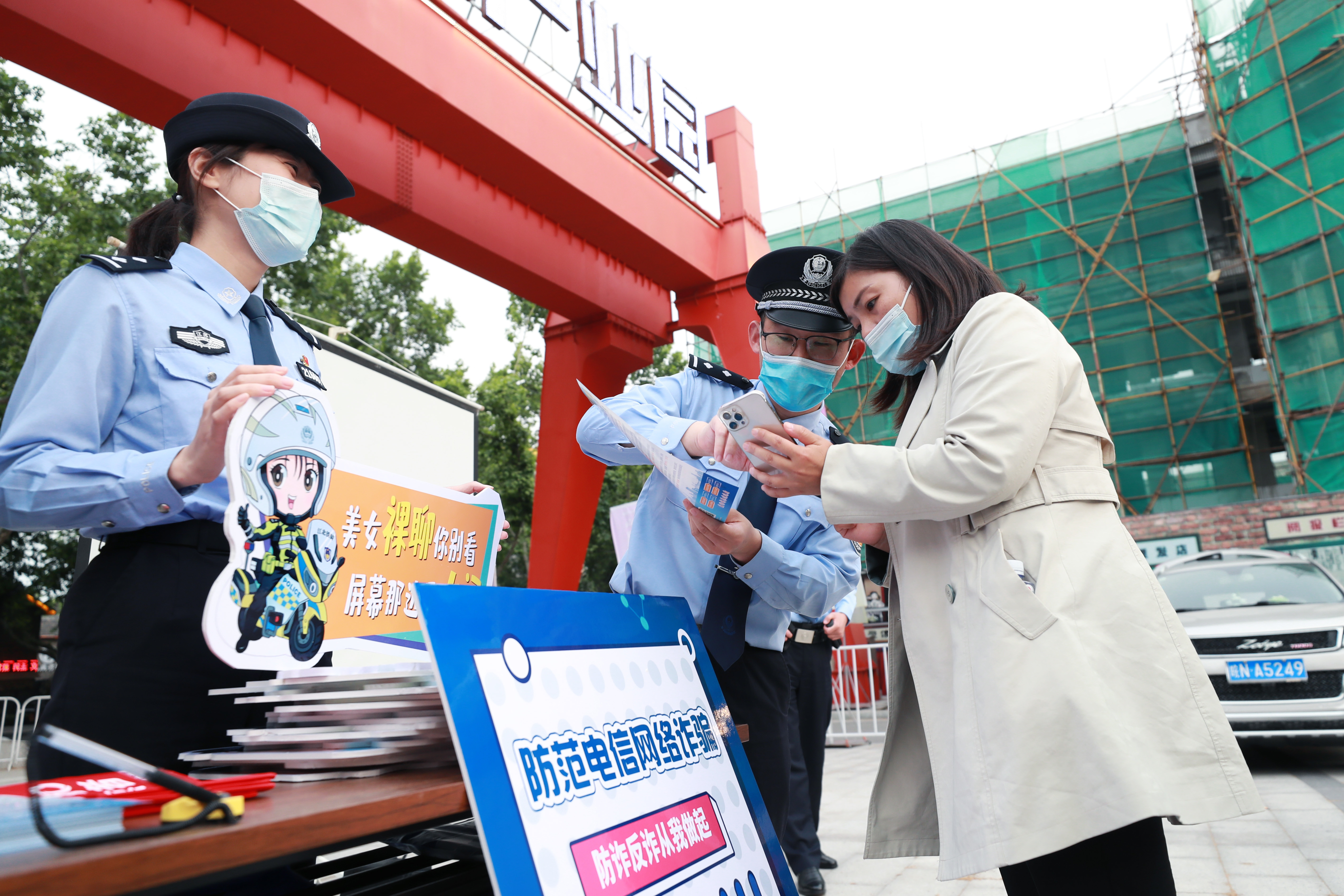警车开进后备箱集市进行反诈宣传。通讯员 江景轩摄
