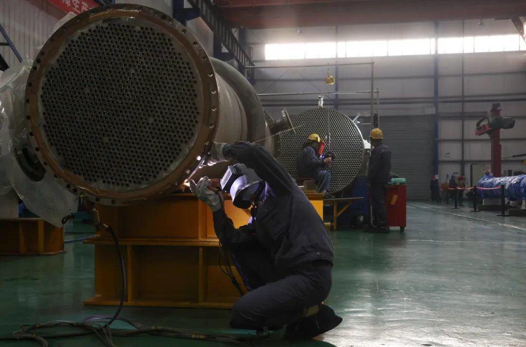 中圣卓越匠心团的工匠们正在焊接车间内作业施工。