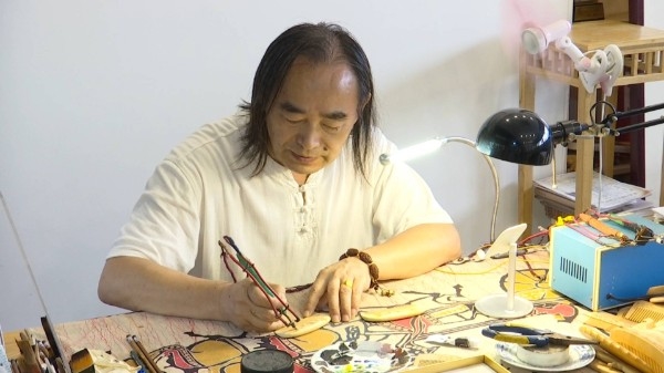 邢粮在创作梳篦