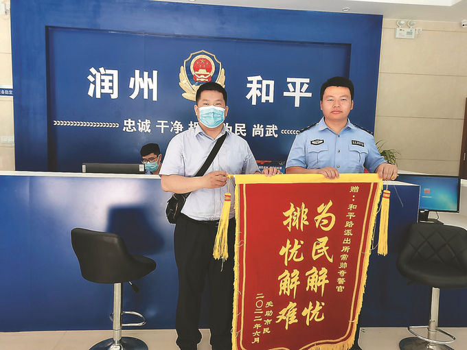 常帅奇(右)