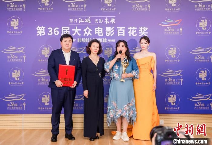电影《你好,李焕英》主创人员接受采访 第36届大众电影百花奖主办方供图 电影《你好,李焕英》主创人员接受采访 第36届大众电影百花奖主办方供图