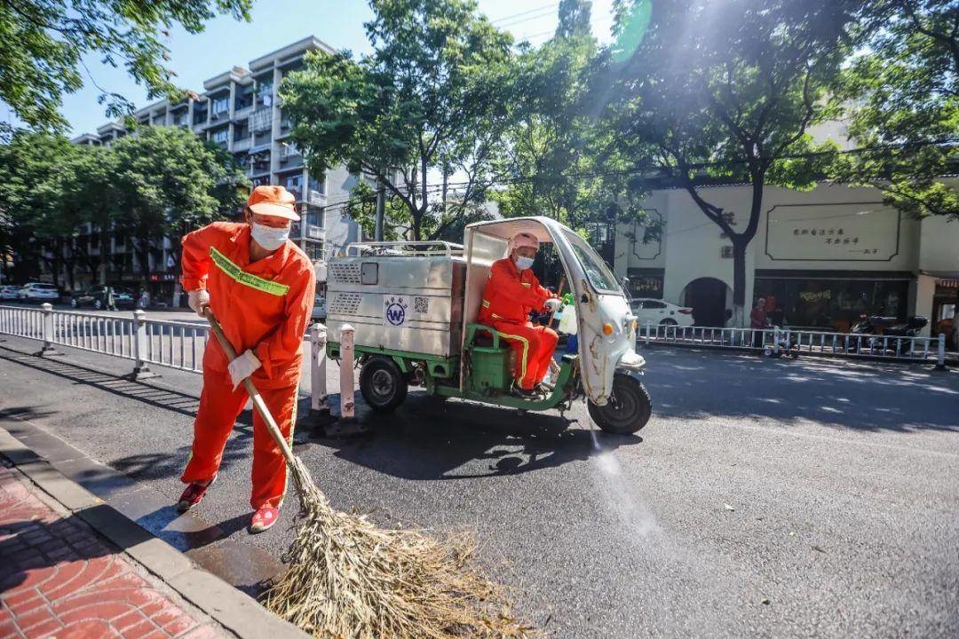 环卫工人进行清洁工作。