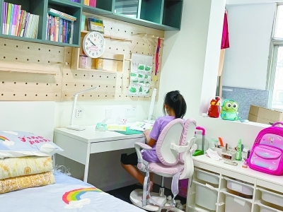 南京市玄武区新街口街道的梦梦（化名）正在梦想小屋中读书。 南京日报/紫金山新闻记者 余梦迪 摄