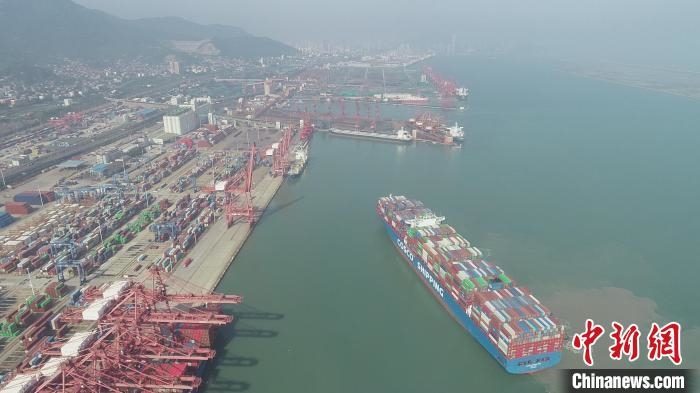 货轮停靠港口。　连云港港口控股集团有限公司供图