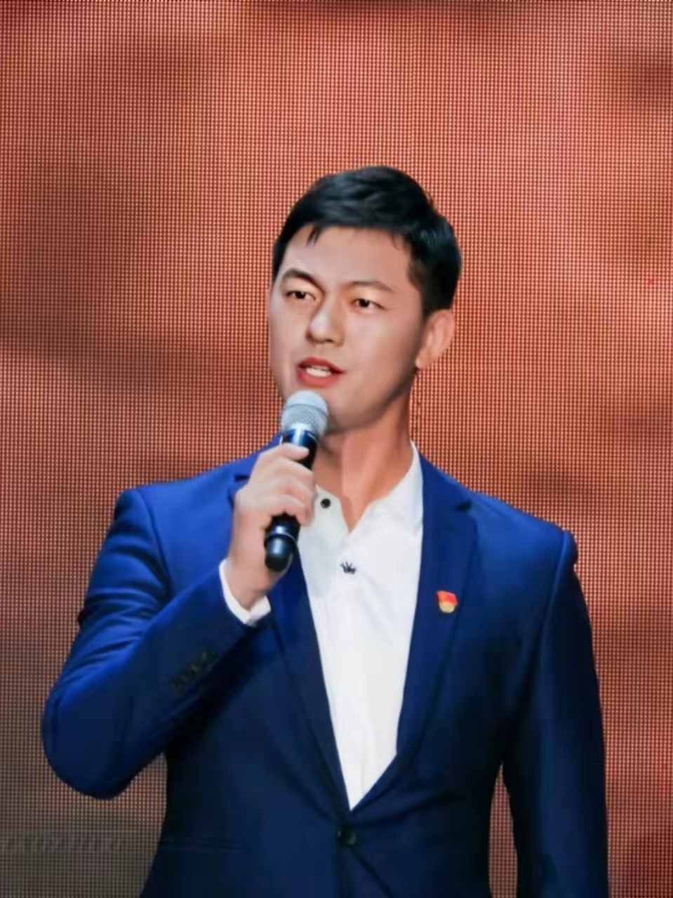 徐翔，中共党员，连云港市建宁小学党建办主任兼少先队大队辅导员，连云港市理论宣讲人才库成员，连云港市红领巾巡讲团讲师，海州区少先队总辅导员。.jpeg