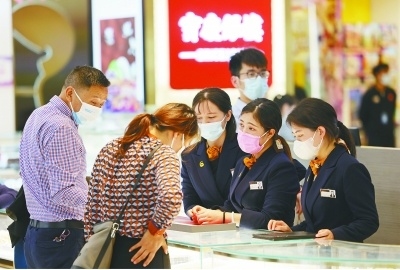 11月10日，消费者在新街口商圈选购商品。徐琦 摄