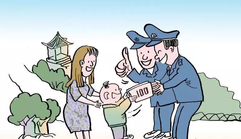 文明实践·时代新风︱小学生拾金不昧 警察叔叔给足“仪式感”