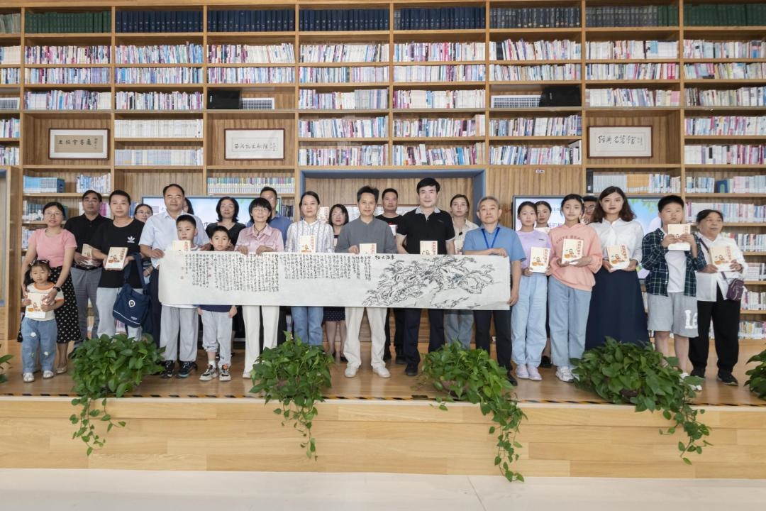 参加发布会嘉宾合影.jpg