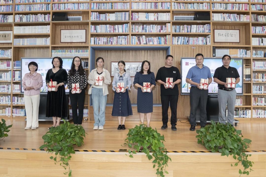 崔美荣向市图书馆及部分学校、公共图书馆捐赠《妈妈的秘书》.jpg