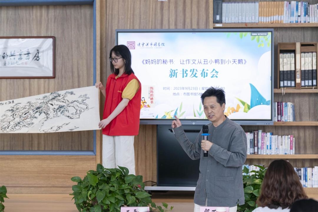 著名大写意画家黄海介绍《东海大松图》创作情况.jpg