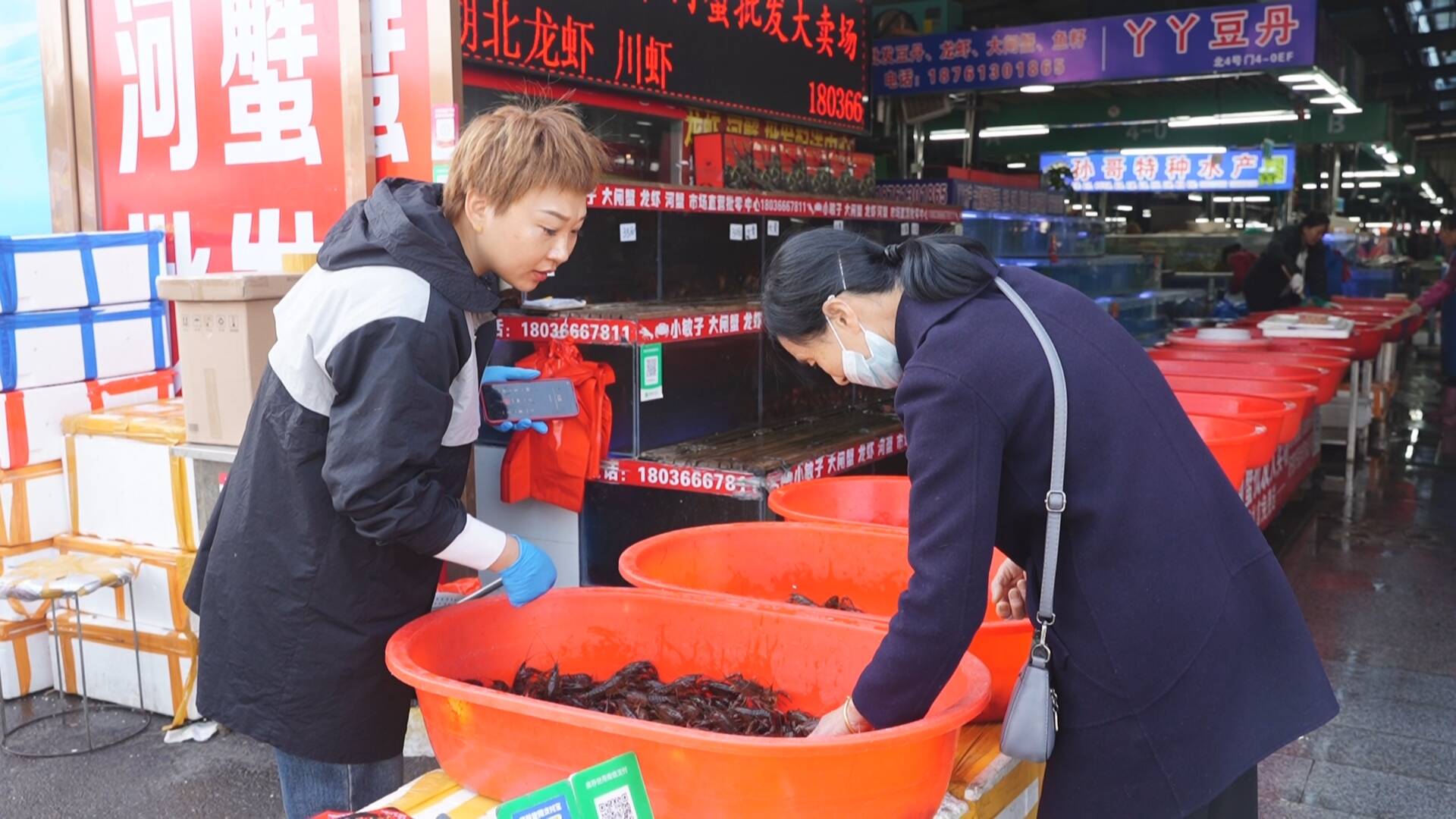 价格“腰斩”小龙虾迎来“亲民季”