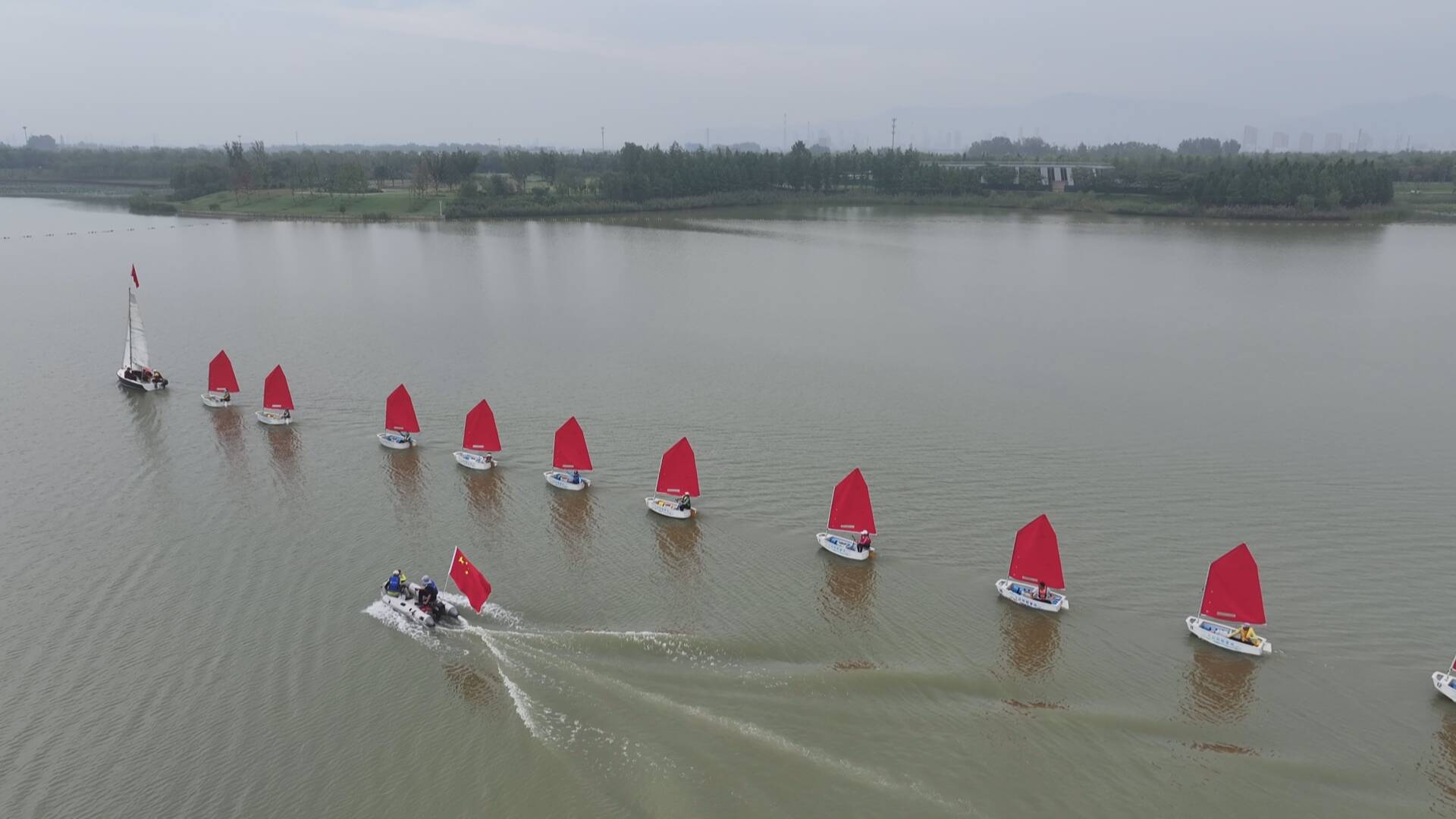 少年扬起“中国红”！ 月牙岛红帆巡游庆国庆